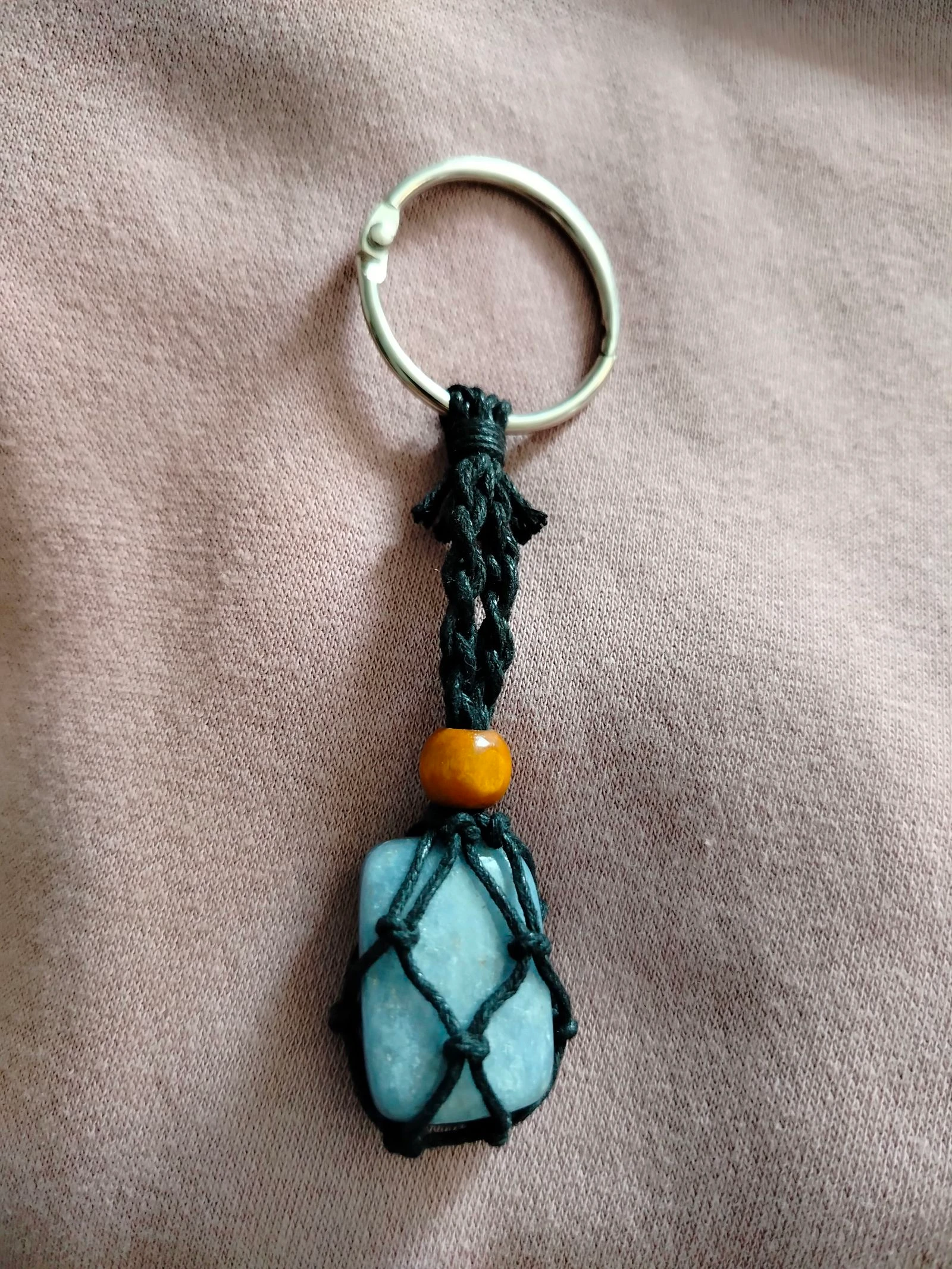 Porte-clés pierre aventurine bleue macramé noir
